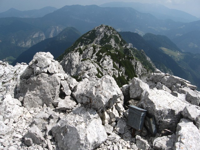 Vrh in pogled nazaj na prehojeno pot