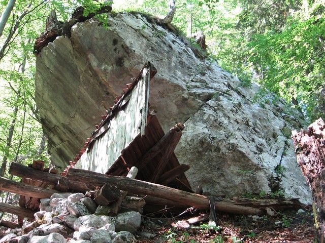 Ruševine pod skalno lusko