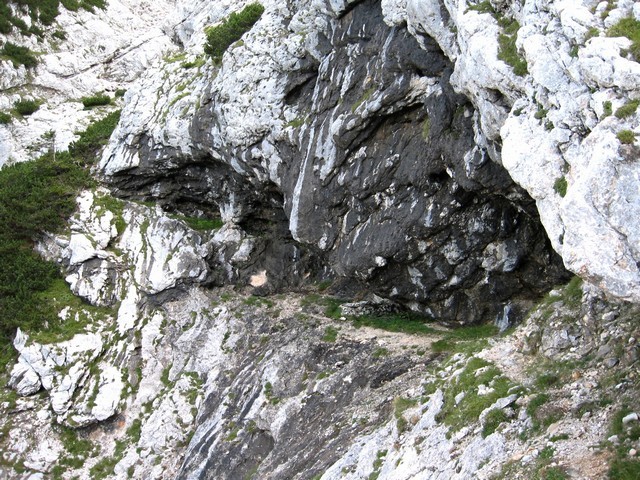 Pod previsnimi stenami