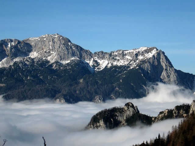 Otoček sredi jezera...ne, ne, Kamniški Dedec, zadaj Kalški greben in K. gora