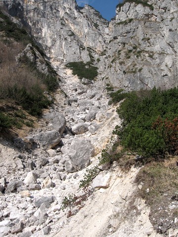 Ob grapi naprej do razcepišča in največjega balvana
