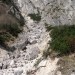 ob grapi naprej do razcepišča in največjega balvana