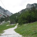 vmesna postaja sedežnice in po cesti na Ljubelj