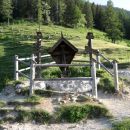 znamenje na Prevali - zadaj začetek poti čez Kalvarijo