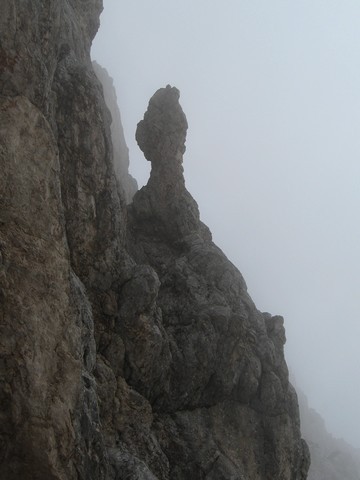 Gobica v grebenu desno nekje na polovici poti