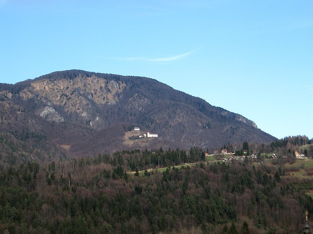 prehojen grebenček desno od cerkvice