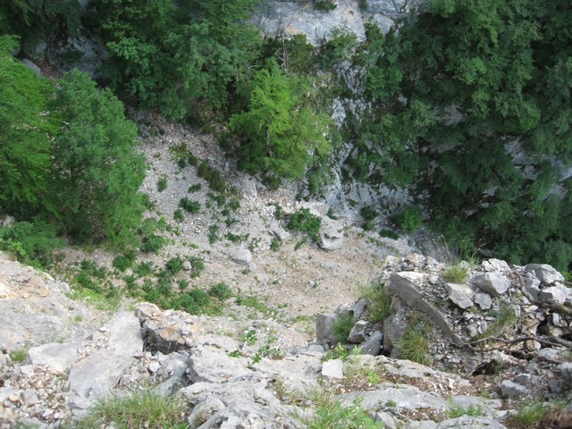 Grapa globoko desno pod mano