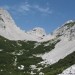 namesto po dolinici napredujem visoko pod stenami - Zelenjak, desno Palec