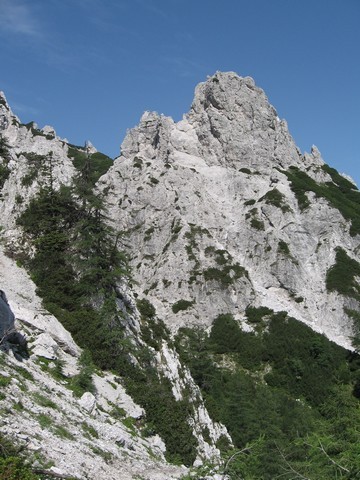 še precejšen spust na avstrijsko stran