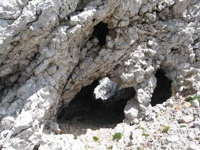 Mimo okenca proti vrhu