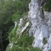 in na nasprotni strani poteka skoraj vodoravno visoko nad dolino Kamniške Bele