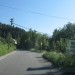 900 m od odcepa za Podvežak za lesenimi tablami zaviješ desno čez most