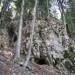 če od oznake nadaljuješ ob steni navzdol, prideš še do manjšega rova - tudi zanimivo