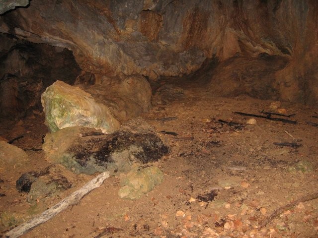 Osrednji del velik približno 10x10 korakov, levo vodita dva kraka, v jami je vlažno in hla
