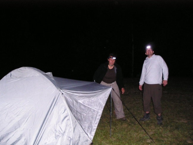 Postavljanje šotora ob pol treh ponoči