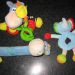 playgro komplet:obešanka, piskajoča držalka, mehka ropotuljica