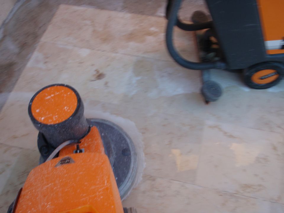 Zunanje čiščenje terase v hotelu - foto povečava