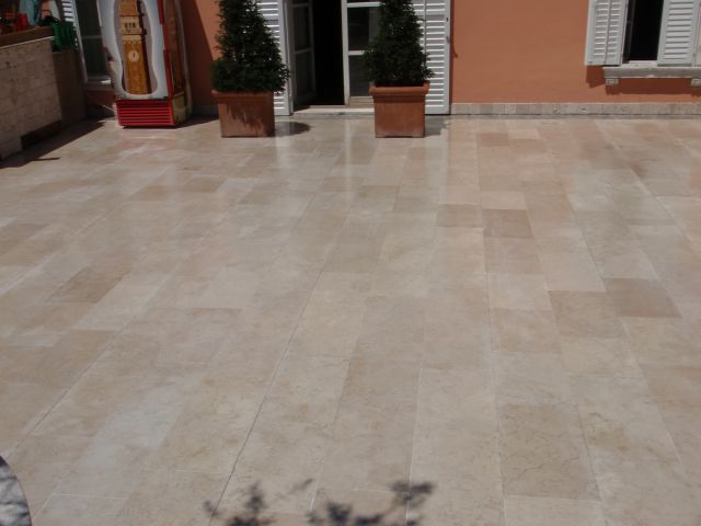 Zunanje čiščenje terase v hotelu - foto