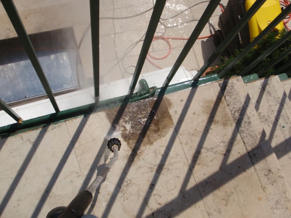 Zunanje čiščenje terase v hotelu - foto povečava