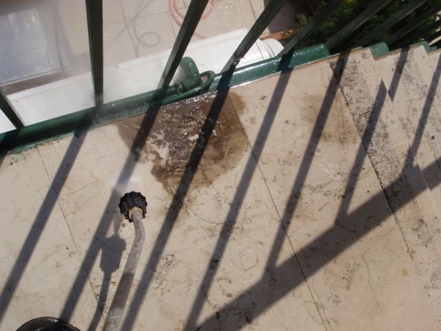 Zunanje čiščenje terase v hotelu - foto