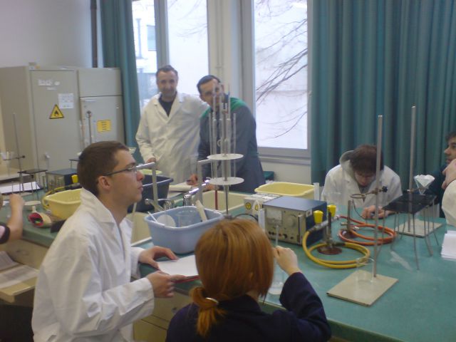 Laboratorijske vaje kemija - foto