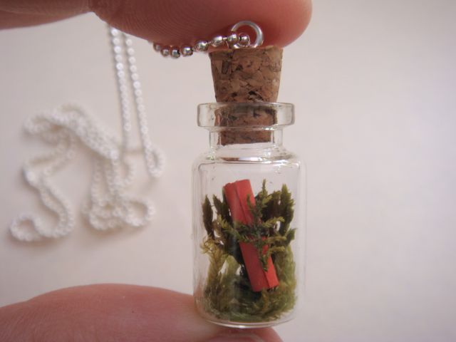 Miniaturne stekleničke na ogrlici - foto