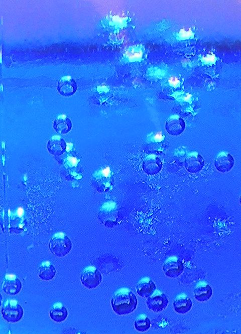 Osončena voda , če je v vijolični steklenici, vsaj modri, še toliko boljša.