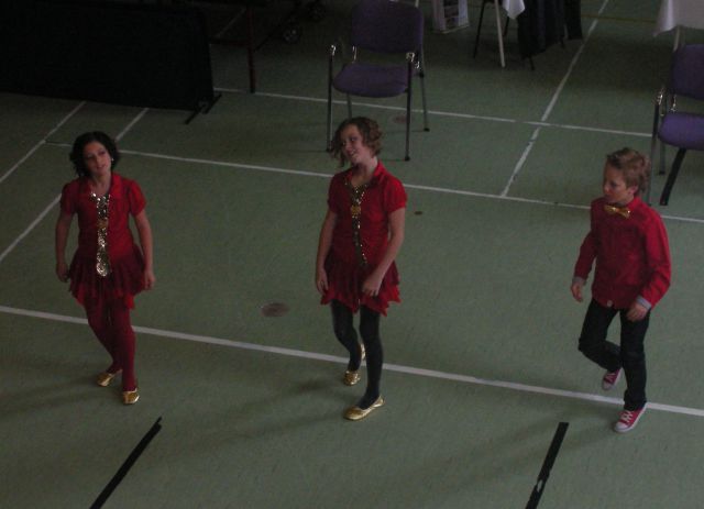 Osnovno šolska plesna skupina ob otvoritvenem programu.