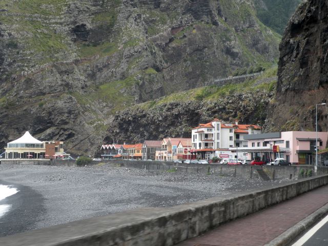 16 Madeira - jama, reka lave - foto