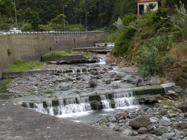 16 Madeira - jama, reka lave - foto