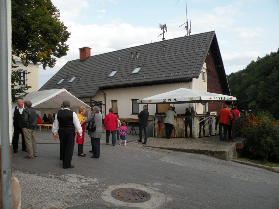 17 Svibno Anina pesem, Arnike - foto povečava