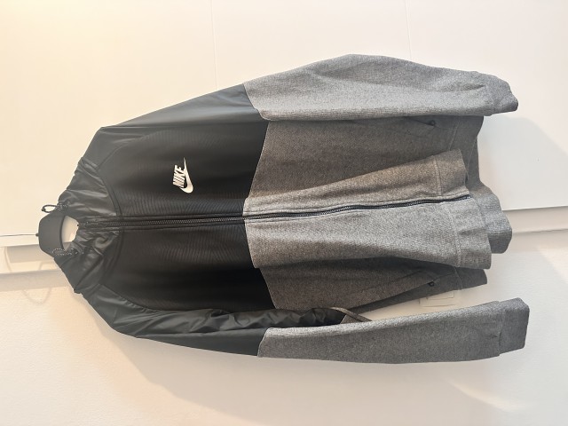 Nike jakna st.L.  15€