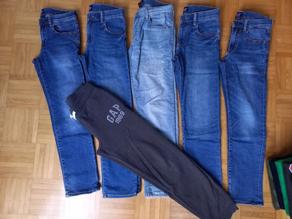 - 5x modre kavbojke - 15 € na kos - temno sive hlače od trenirke - 15 €