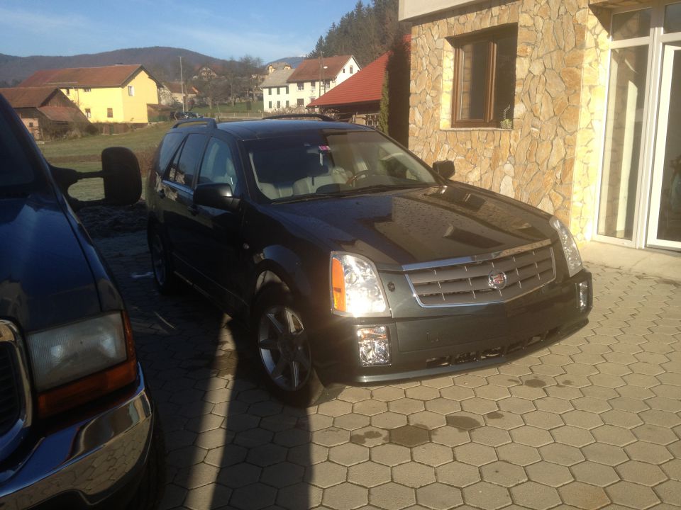 Black cadillac srx - foto povečava