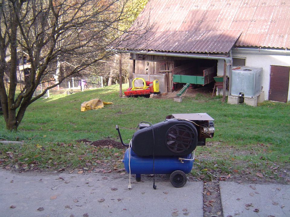 1/4 hleva služi za hrambo strojev(letos gre v prenovo ta del)