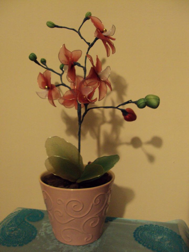 Rdeča orhideja iz najlona - foto povečava