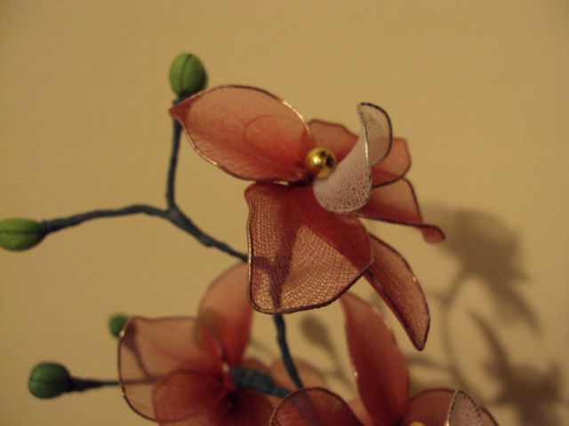 Rdeča orhideja iz najlona - foto
