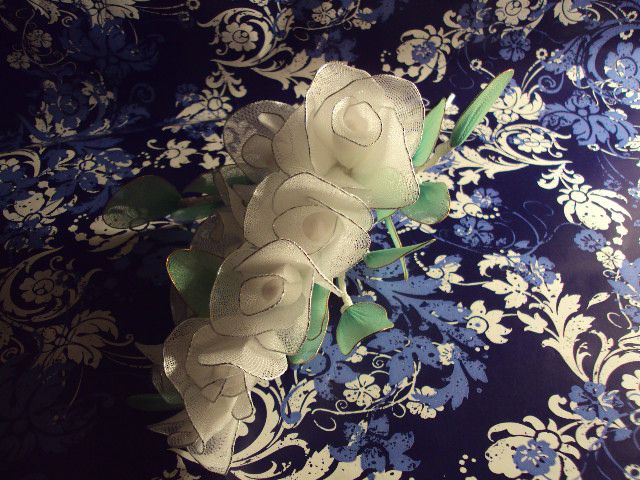 Snežno bel šopek vrtnic - foto povečava