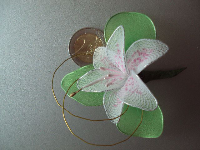 Naprsni šopek lilija - foto