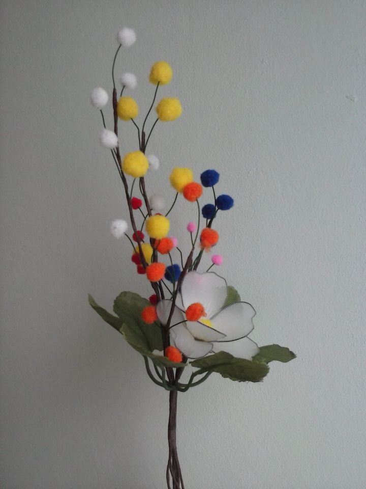Nova rožica z barvnimi vejicami - foto povečava