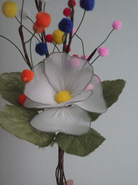 Nova rožica z barvnimi vejicami - foto