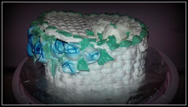 Košara - torta s pokrovom nad vrtnicami - foto