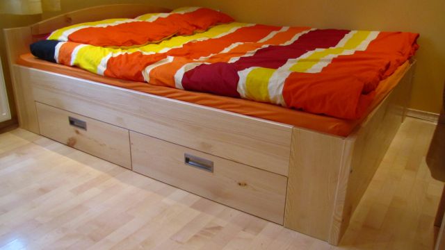 Masivne lesene postelje  - foto