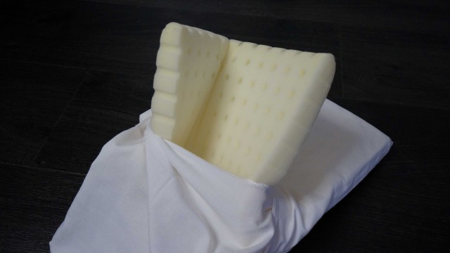 Nerabljen vzglavnik iz pene za najmlajše dim. 55x30x3 cm