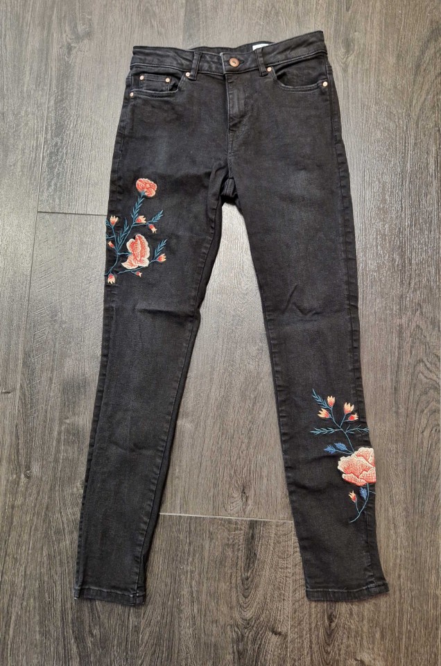 nenošene Esprit skinny kavbojke z vezenino vel. W26, L30