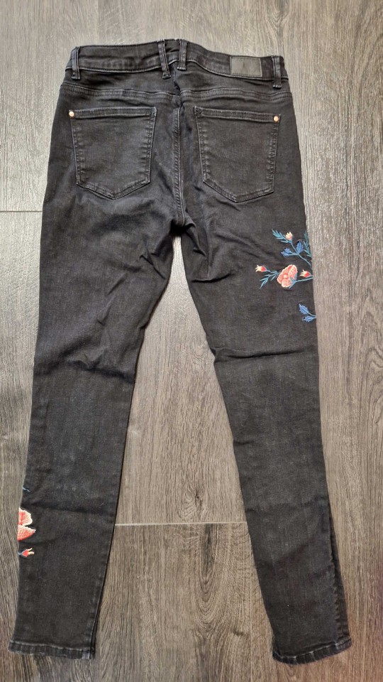 nenošene Esprit skinny kavbojke z vezenino vel. W26, L30