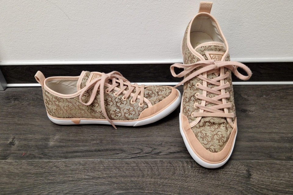 Guess tekstilne superge vel. 39