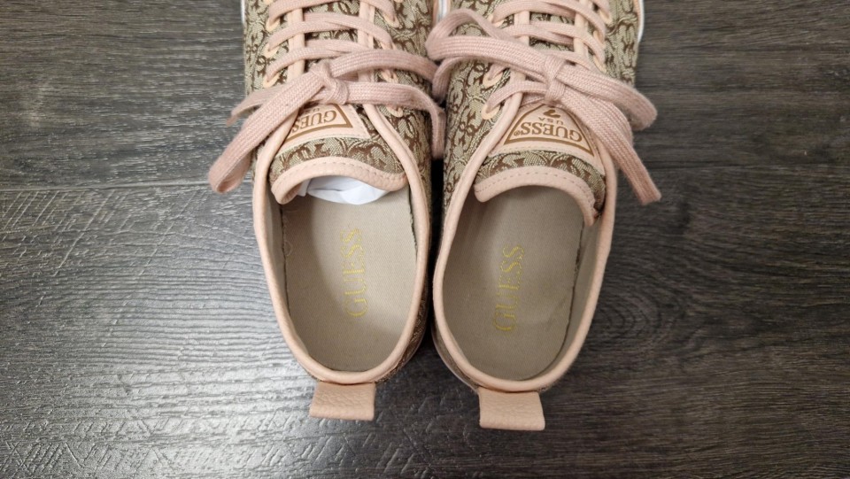 Guess tekstilne superge vel. 39