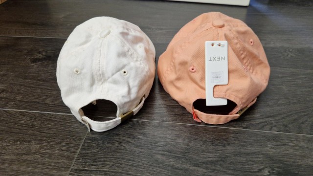 Komplet dveh Next kap s šiltom vel. 7-10 let (po moje večji in bolj za 11-12 let