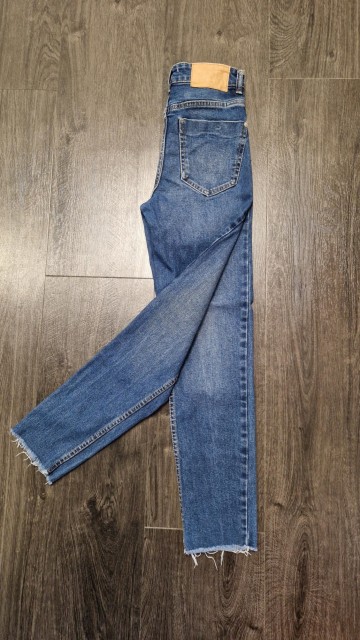 Nenošene Sinsay mom fit comfort kavbojke vel. 32 (primerno za 152)